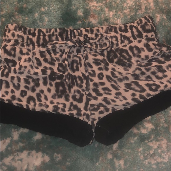 Guess leopard shorts Sz XS - Picture 2 of 4